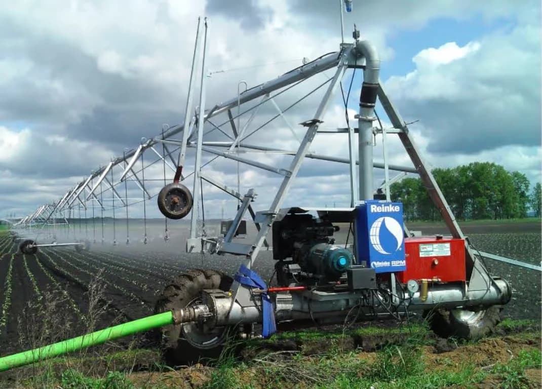 Linear move irrigator Reinke Maxigator — Reinke