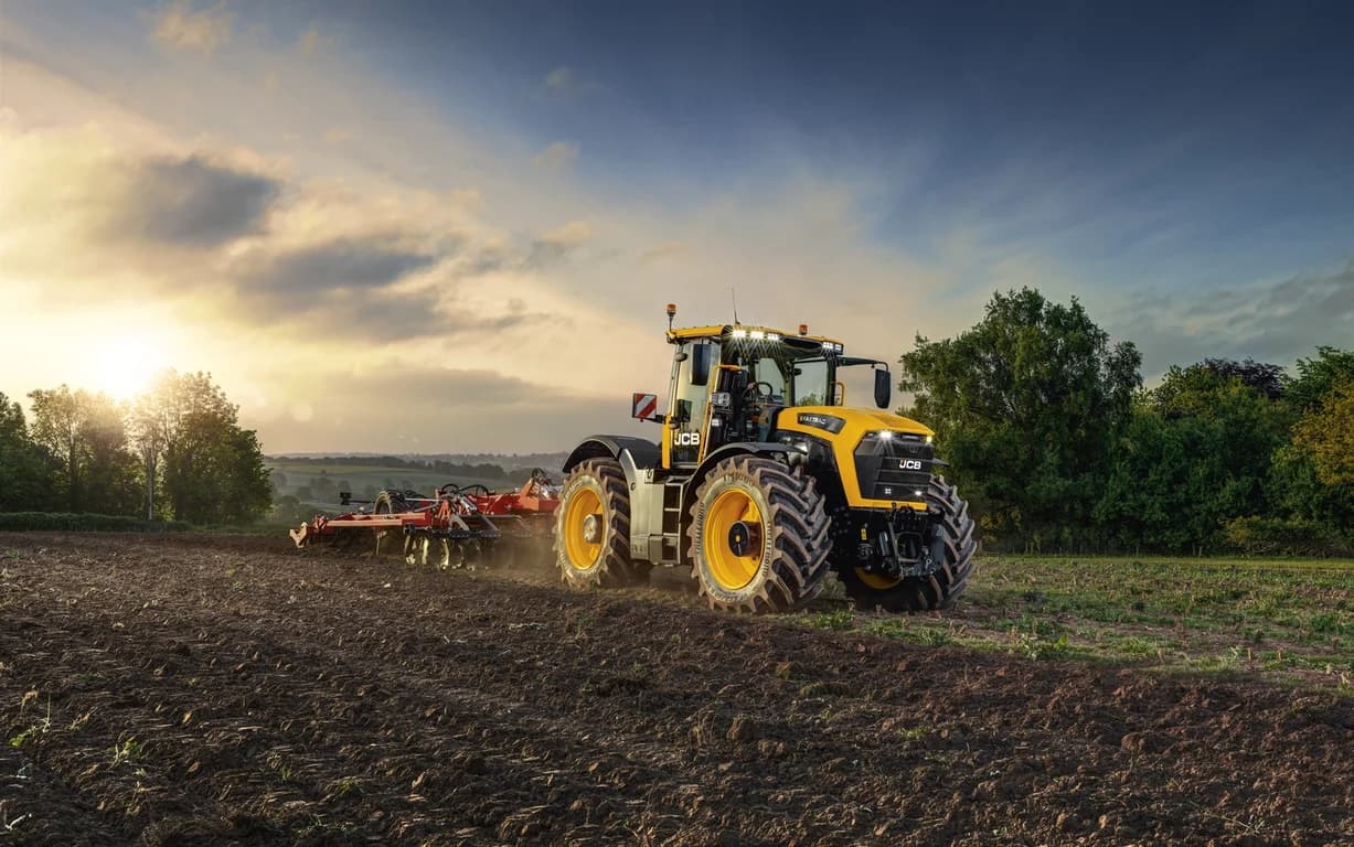 Row crop tractor JCB Fastrac 6260 — JCB
