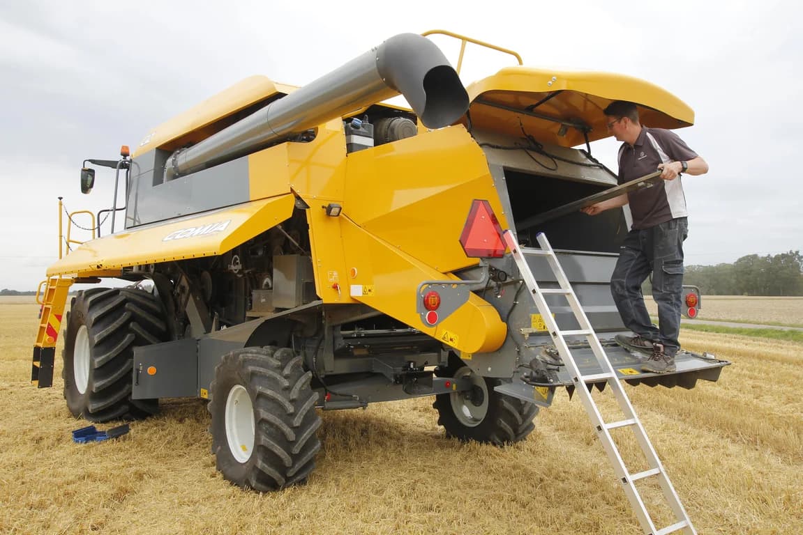 Combine harvester Sampo Rosenlew Comia C12 — Sampo Rosenlew