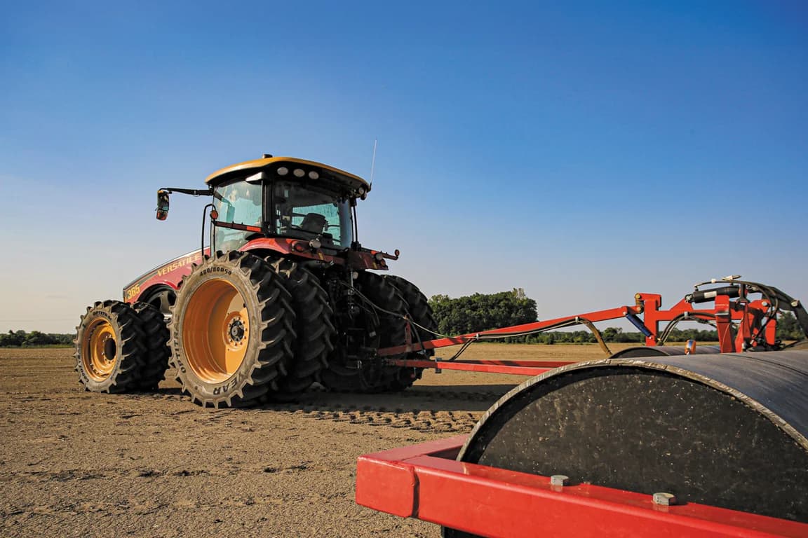 Row crop tractor Versatile 275 — Versatile