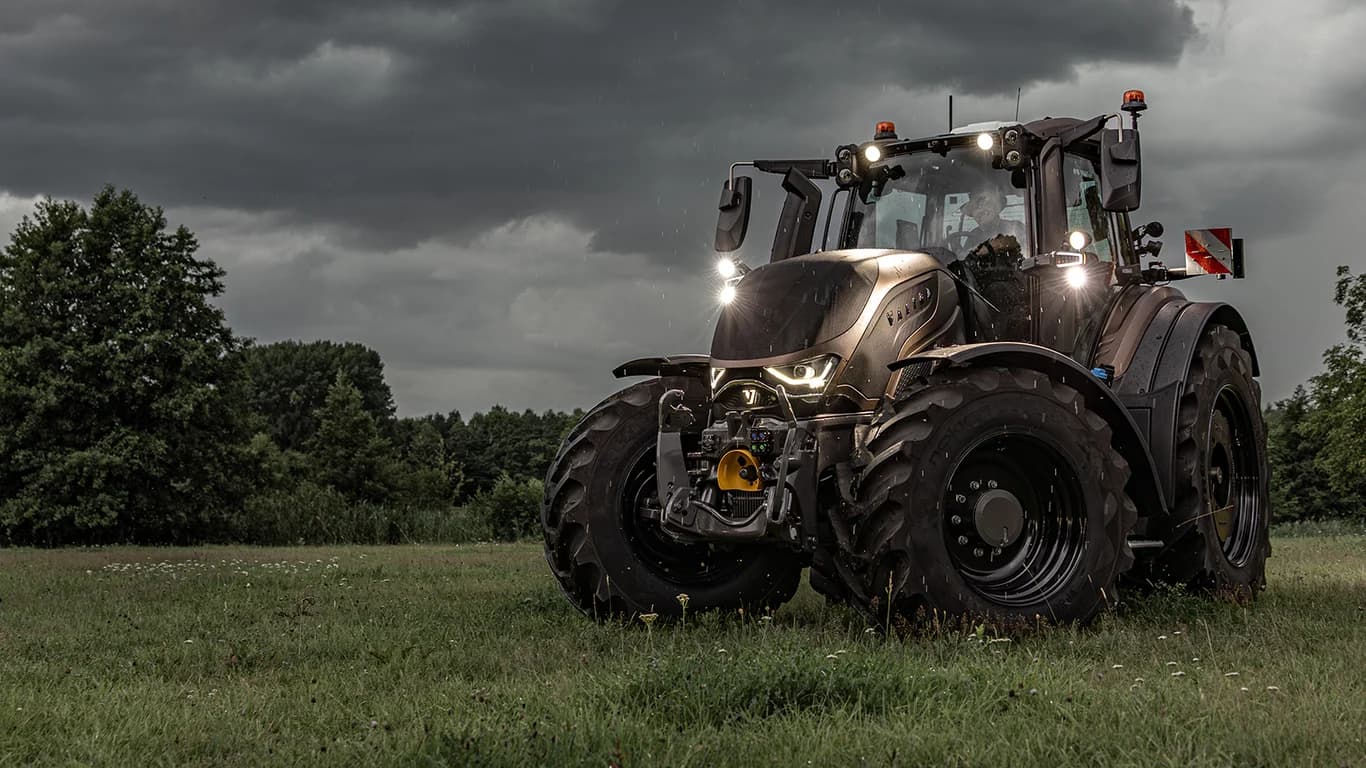 Row crop tractor Valtra T146 — Valtra