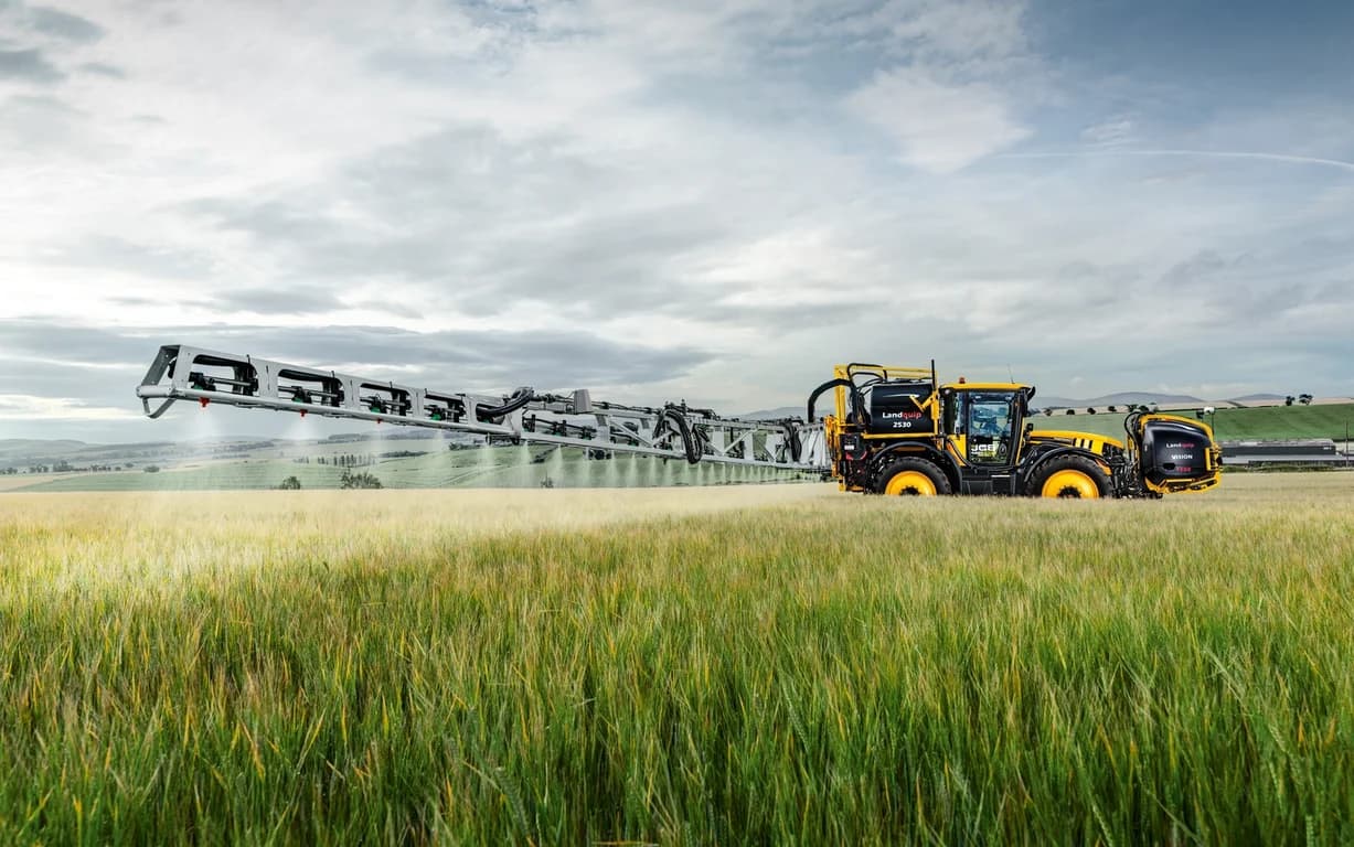 Row crop tractor JCB Fastrac 4160 — JCB