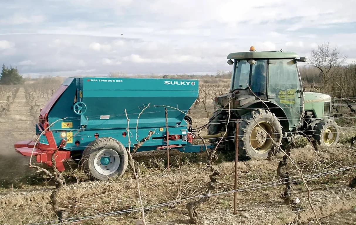 Fertilizer spreader SKY S25 — SKY
