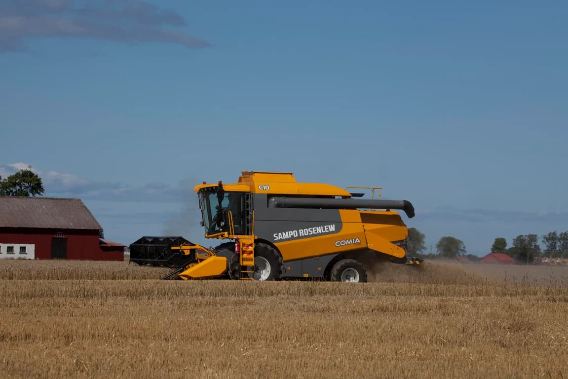 Combine harvester Sampo Rosenlew Comia C10 — Sampo Rosenlew