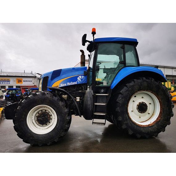 Трактор New Holland T8040
